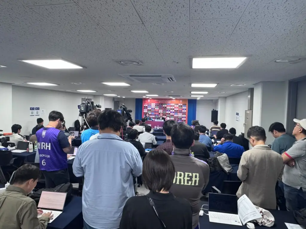 Robert Moreno en rueda de prensa como seleccionador de Corea del Sur ante los medios de comunicación
